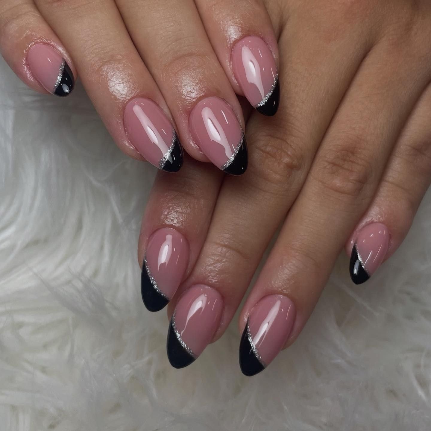 Uñas francesas con punta negra y glitter plata en Córdoba